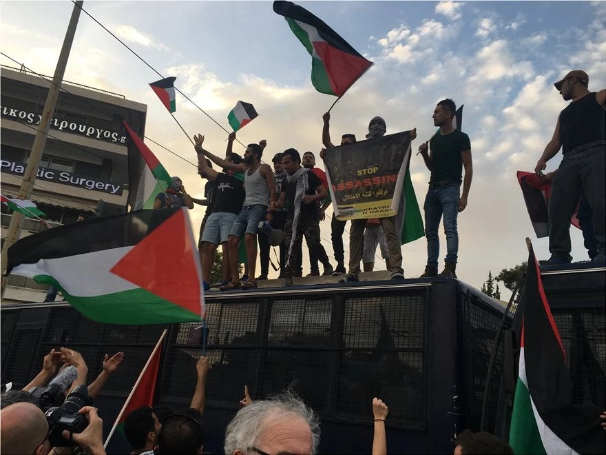 «Εμπόλεμη ζώνη» έξω από την πρεσβεία του Ισραήλ στην Αθήνα – Πετροπόλεμος, χημικά και εντάσεις (Εικόνες-Βίντεο)